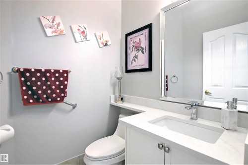 329 Heath Road, Edmonton, AB - Indoor Photo Showing Bathroom