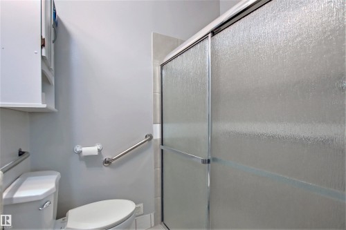 329 Heath Road, Edmonton, AB - Indoor Photo Showing Bathroom