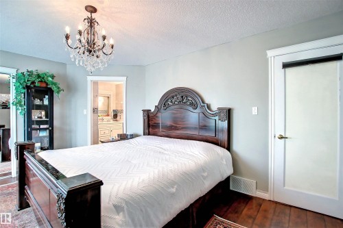 329 Heath Road, Edmonton, AB - Indoor Photo Showing Bedroom