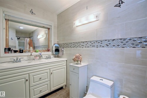 329 Heath Road, Edmonton, AB - Indoor Photo Showing Bathroom