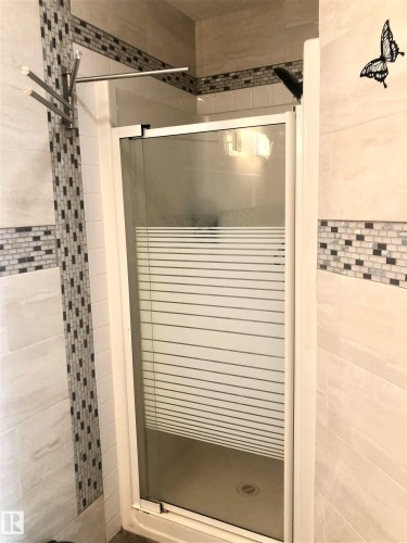 329 Heath Road, Edmonton, AB - Indoor Photo Showing Bathroom
