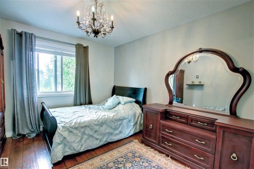 329 Heath Road, Edmonton, AB - Indoor Photo Showing Bedroom