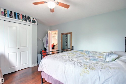329 Heath Road, Edmonton, AB - Indoor Photo Showing Bedroom