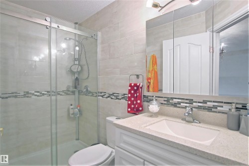 329 Heath Road, Edmonton, AB - Indoor Photo Showing Bathroom
