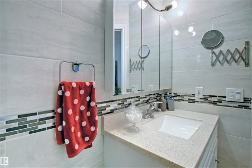 329 Heath Road, Edmonton, AB - Indoor Photo Showing Bathroom