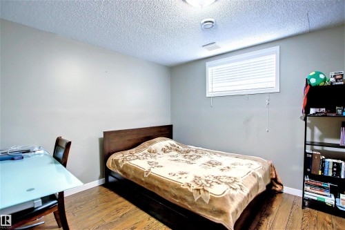 329 Heath Road, Edmonton, AB - Indoor Photo Showing Bedroom