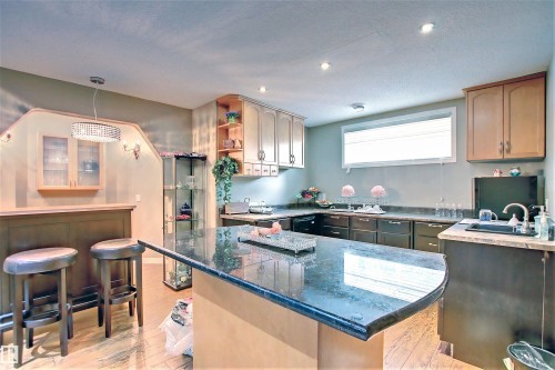329 Heath Road, Edmonton, AB - Indoor Photo Showing Kitchen