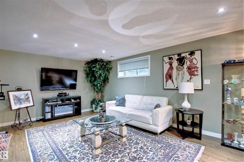 329 Heath Road, Edmonton, AB - Indoor Photo Showing Living Room