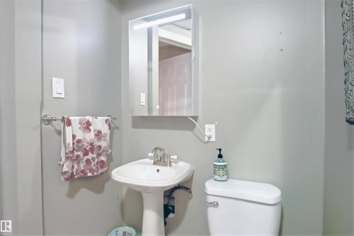 329 Heath Road, Edmonton, AB - Indoor Photo Showing Bathroom