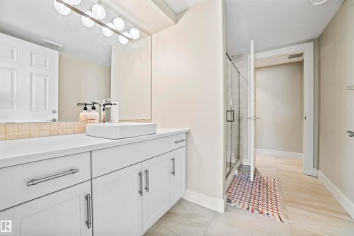 8948 20 Avenue, Edmonton, AB - Indoor Photo Showing Bathroom