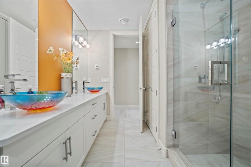 8948 20 Avenue, Edmonton, AB - Indoor Photo Showing Bathroom