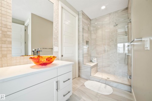 8948 20 Avenue, Edmonton, AB - Indoor Photo Showing Bathroom