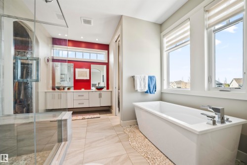 8948 20 Avenue, Edmonton, AB - Indoor Photo Showing Bathroom