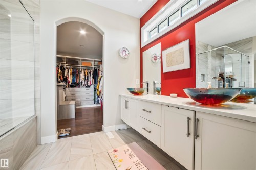 8948 20 Avenue, Edmonton, AB - Indoor Photo Showing Bathroom