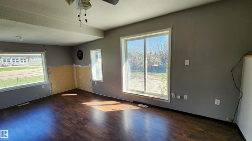 5012 51 Street, Mannville, AB - Indoor Photo Showing Other Room