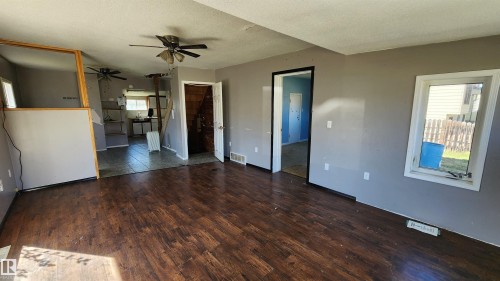 5012 51 Street, Mannville, AB - Indoor Photo Showing Other Room