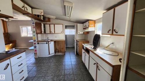 5012 51 Street, Mannville, AB - Indoor Photo Showing Kitchen