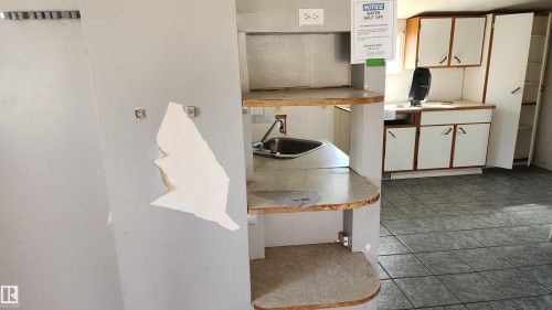 5012 51 Street, Mannville, AB - Indoor