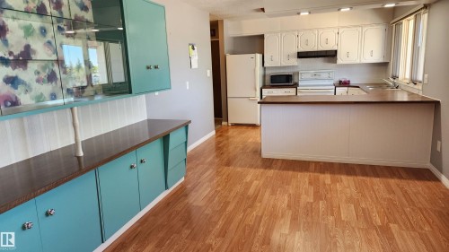5413 50 Street, Elk Point, AB - Indoor Photo Showing Kitchen