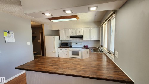 5413 50 Street, Elk Point, AB - Indoor Photo Showing Kitchen With Double Sink