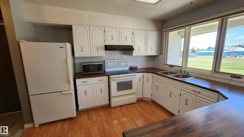 5413 50 Street, Elk Point, AB - Indoor Photo Showing Kitchen With Double Sink