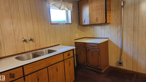 5413 50 Street, Elk Point, AB - Indoor Photo Showing Kitchen With Double Sink