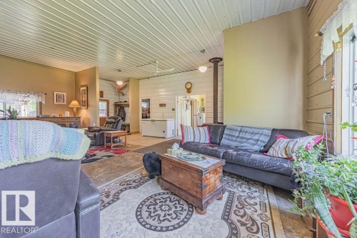 58031 Range Road 21, Rural Barrhead County, AB - Indoor Photo Showing Living Room