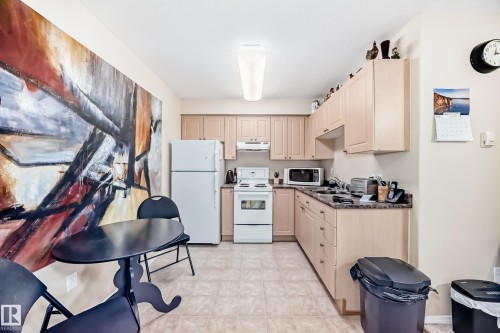 321 8802 Southfort, Fort Saskatchewan, AB - Indoor Photo Showing Kitchen