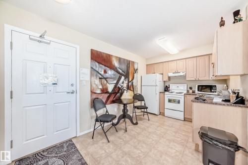 321 8802 Southfort, Fort Saskatchewan, AB - Indoor Photo Showing Kitchen