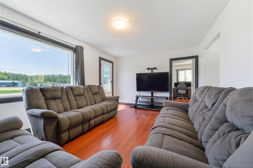 6130 Highway 16, Rural Parkland County, AB - Indoor Photo Showing Living Room