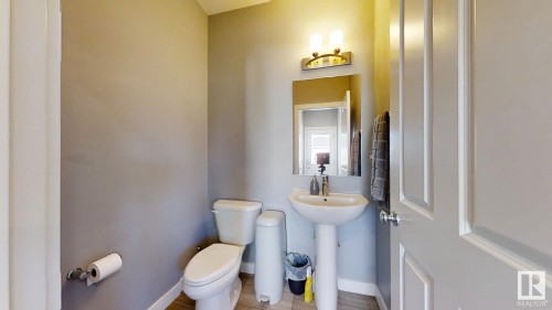 252 41 Avenue, Edmonton, AB - Indoor Photo Showing Bathroom