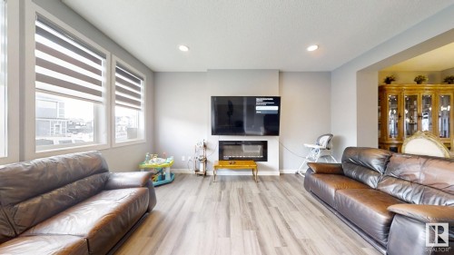 252 41 Avenue, Edmonton, AB - Indoor Photo Showing Living Room