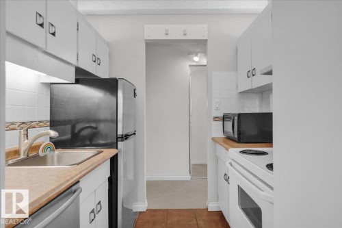1012 9918 101 Street, Edmonton, AB - Indoor Photo Showing Kitchen