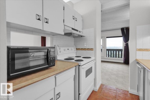 1012 9918 101 Street, Edmonton, AB - Indoor Photo Showing Kitchen