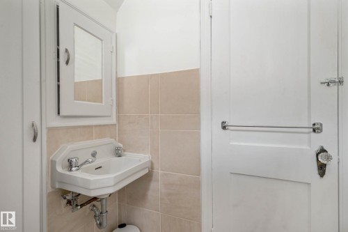10149 122 Street, Edmonton, AB - Indoor Photo Showing Bathroom
