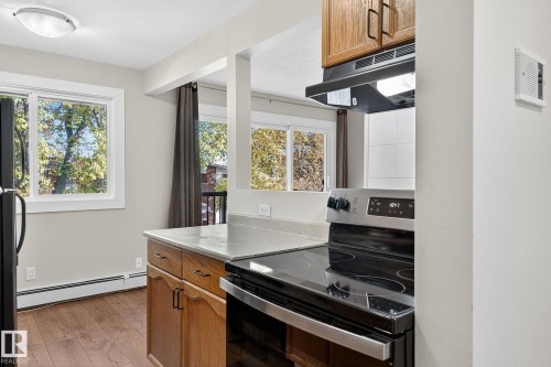 301 10621 79 Avenue Nw, Edmonton, AB - Indoor Photo Showing Kitchen