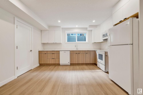 15822 100A Avenue, Edmonton, AB - Indoor Photo Showing Kitchen