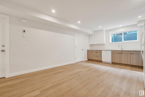 15822 100A Avenue, Edmonton, AB - Indoor Photo Showing Kitchen