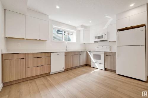 15822 100A Avenue, Edmonton, AB - Indoor Photo Showing Kitchen