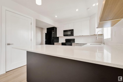 15822 100A Avenue, Edmonton, AB - Indoor Photo Showing Kitchen With Upgraded Kitchen