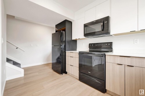 15822 100A Avenue, Edmonton, AB - Indoor Photo Showing Kitchen