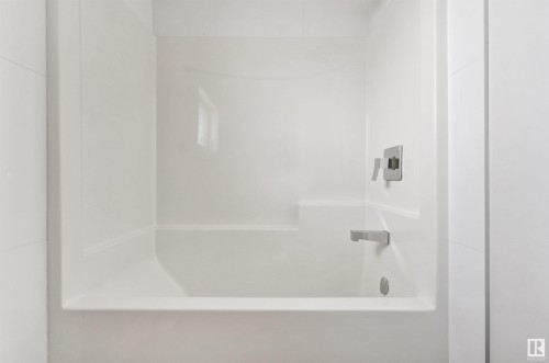 15822 100A Avenue, Edmonton, AB - Indoor Photo Showing Bathroom