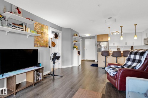 305 3670 139 Avenue, Edmonton, AB - Indoor Photo Showing Living Room