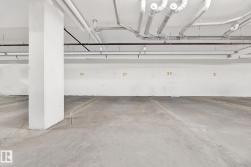 305 3670 139 Avenue, Edmonton, AB - Indoor Photo Showing Garage