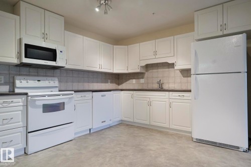 409 261 Youville Drive, Edmonton, AB - Indoor Photo Showing Kitchen