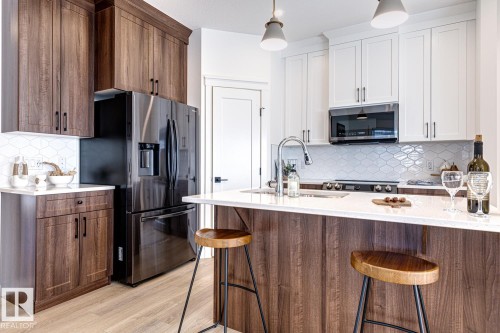 301 Juniper Cove, Leduc, AB - Indoor Photo Showing Kitchen With Upgraded Kitchen