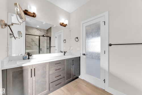824 34 Avenue, Edmonton, AB - Indoor Photo Showing Bathroom