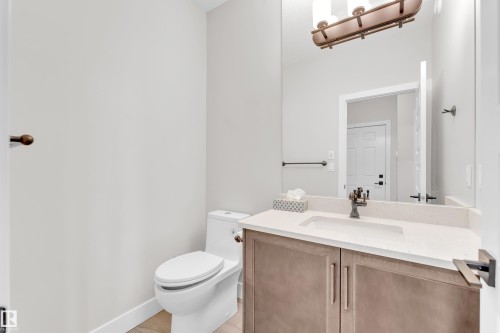 824 34 Avenue, Edmonton, AB - Indoor Photo Showing Bathroom