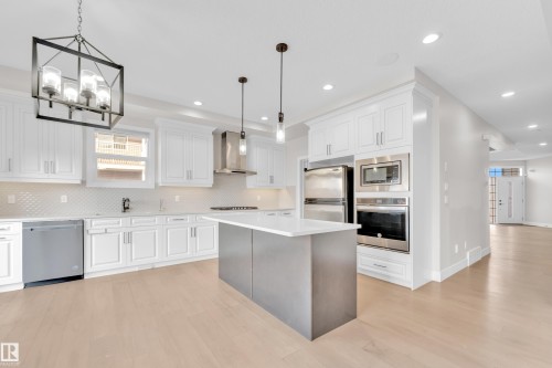 824 34 Avenue, Edmonton, AB - Indoor Photo Showing Kitchen With Upgraded Kitchen