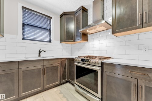 824 34 Avenue, Edmonton, AB - Indoor Photo Showing Kitchen With Upgraded Kitchen